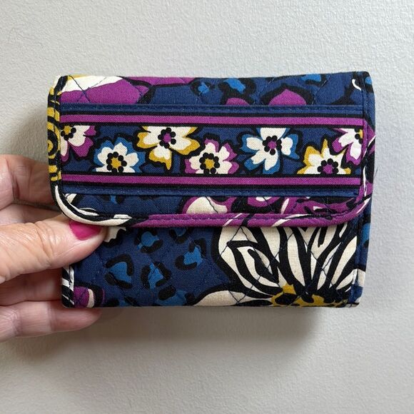 Vera Bradley African Violet Patterned Women's Fold Out Wallet! - Picture 1 of 3